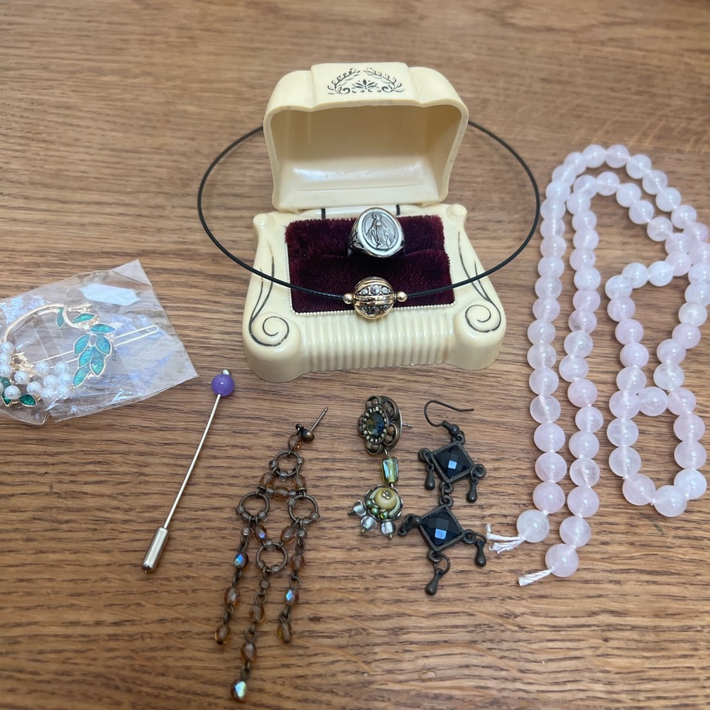 Mixed jewelry and craft lot